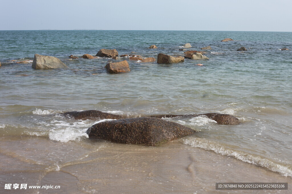 海边礁石与海浪景观