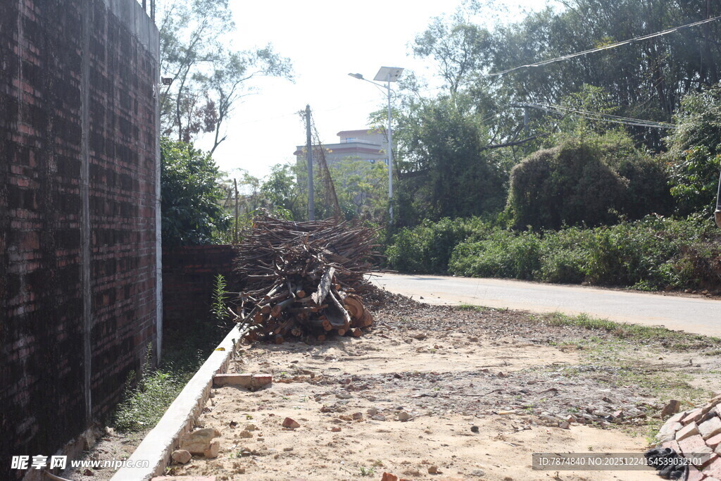 道路旁的建筑施工场景