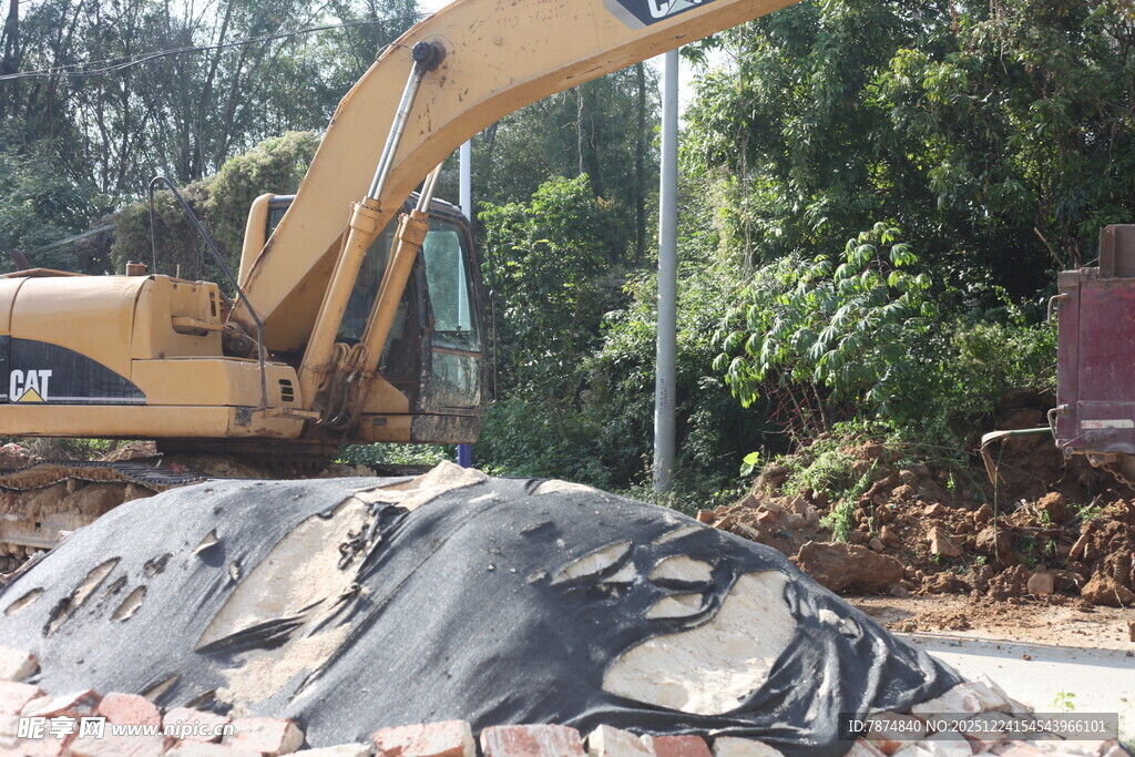 挖掘机旁的覆盖物场景