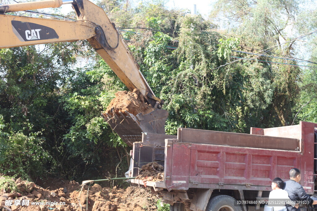 挖掘机装车现场作业