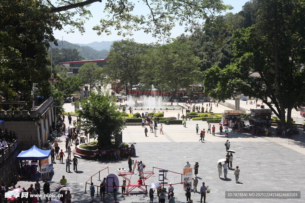 热闹的户外广场场景