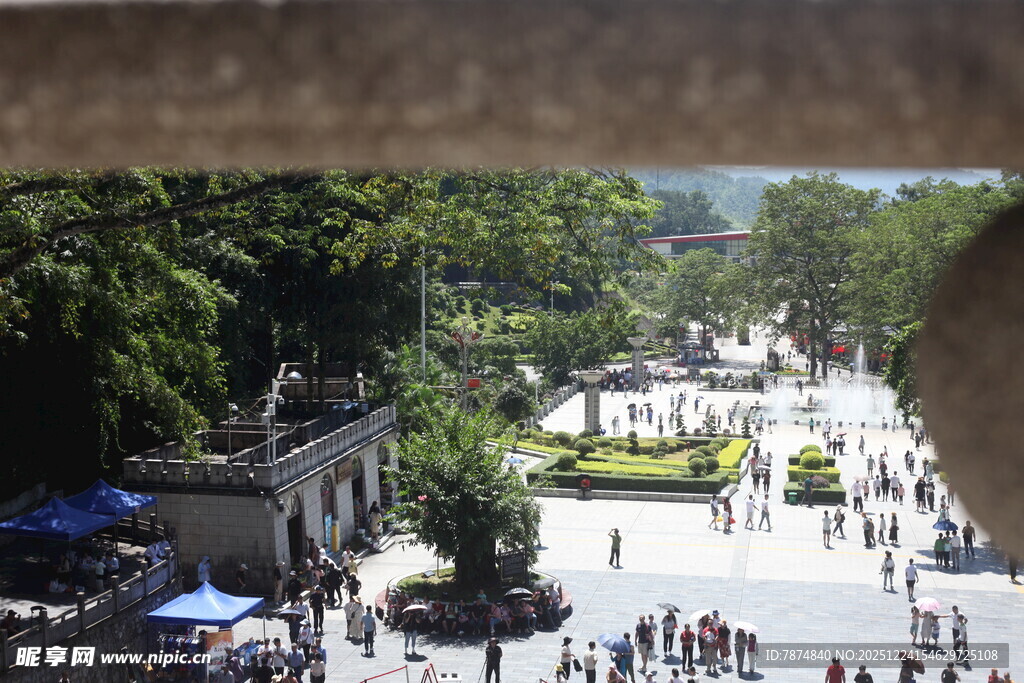 古景广场人群熙攘景象