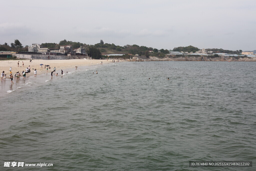 海滨风光 人群漫步海岸线