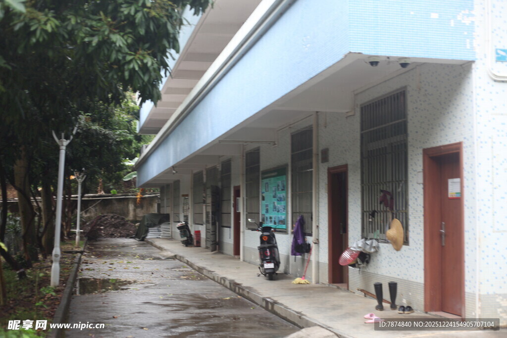 街道旁的低矮建筑及行人