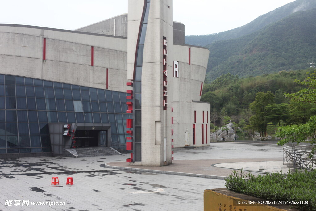 现代建筑外观与周边景致