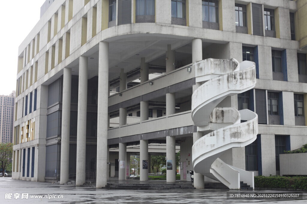 现代建筑的螺旋楼梯景观