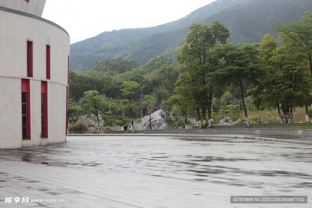 山间建筑旁的开阔水域