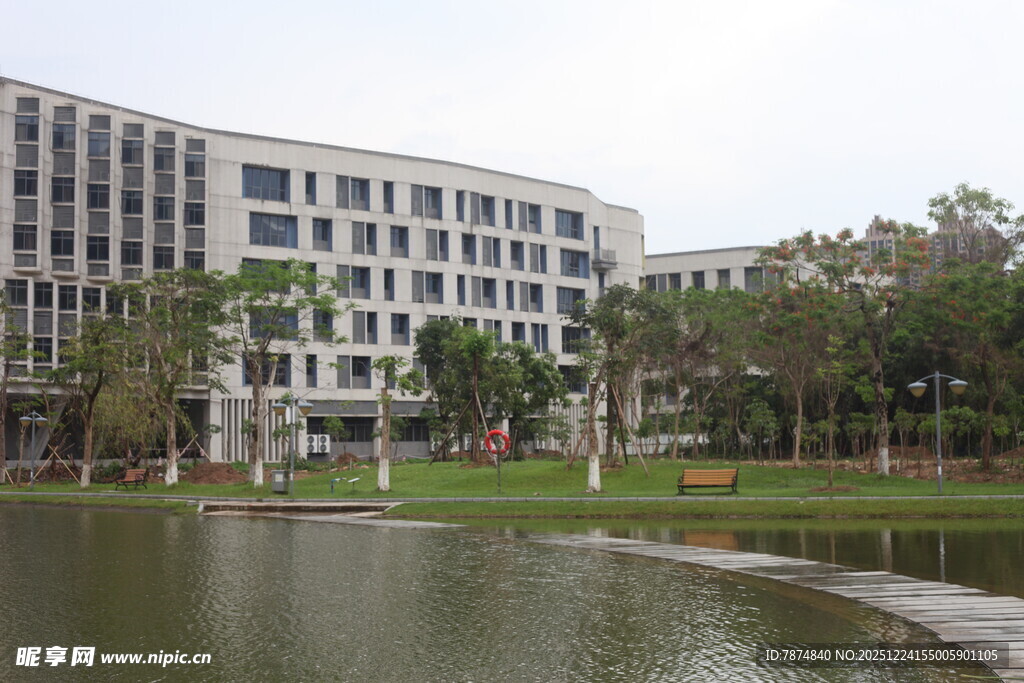 湖畔现代建筑景观