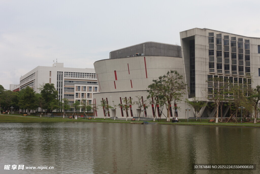 湖畔现代建筑群景观