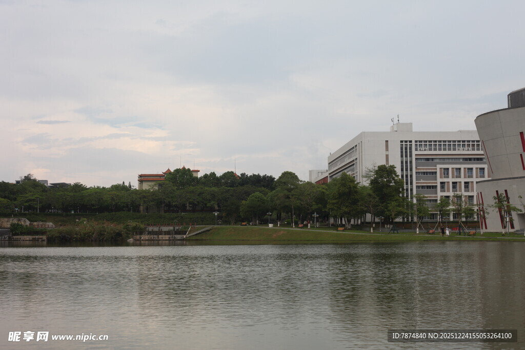 湖畔校园建筑风景