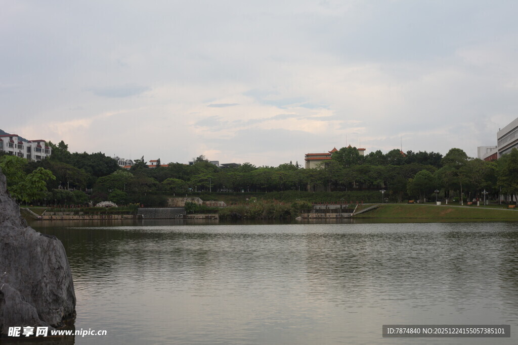 湖畔自然风光美景