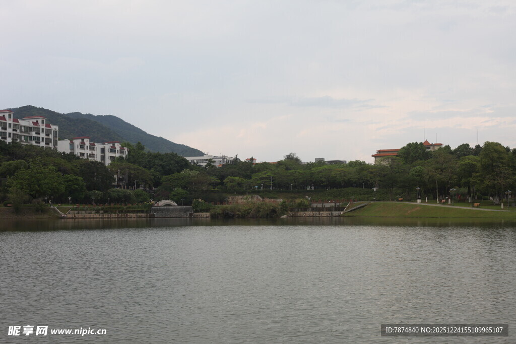 湖畔风光 远山近景
