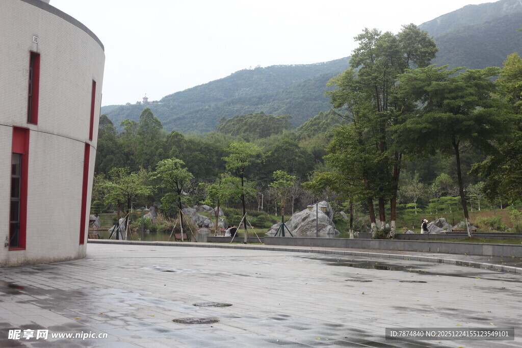 雨中建筑与山水景致
