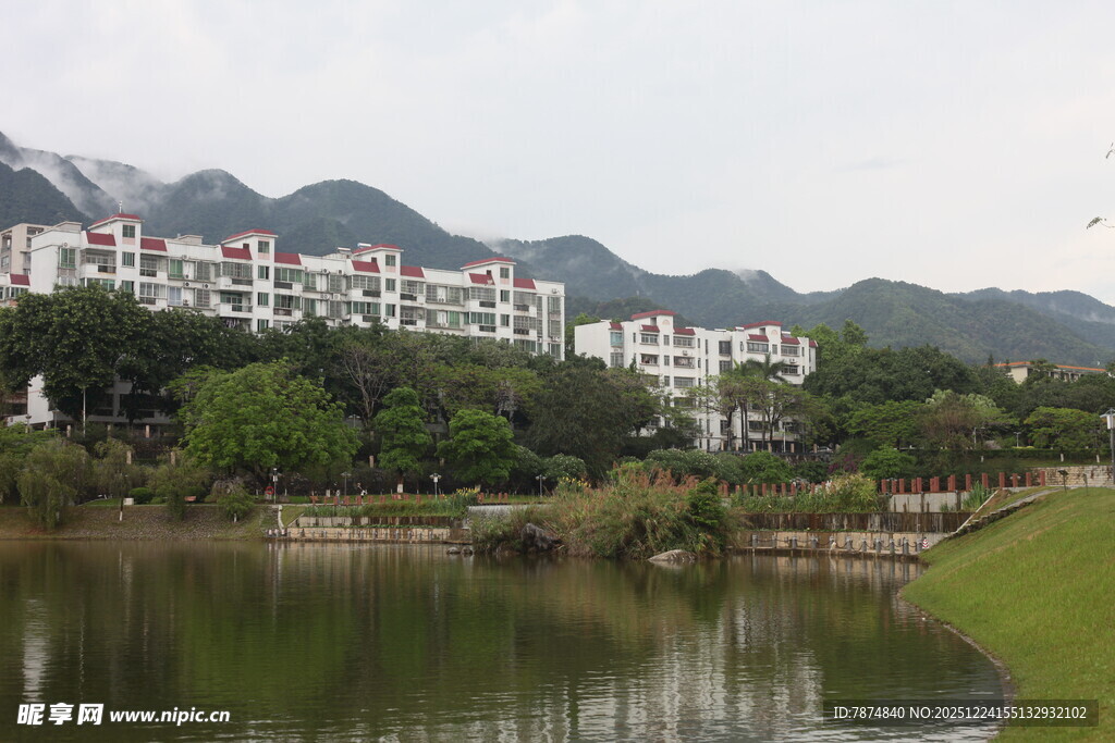 湖畔依山的住宅小区景观