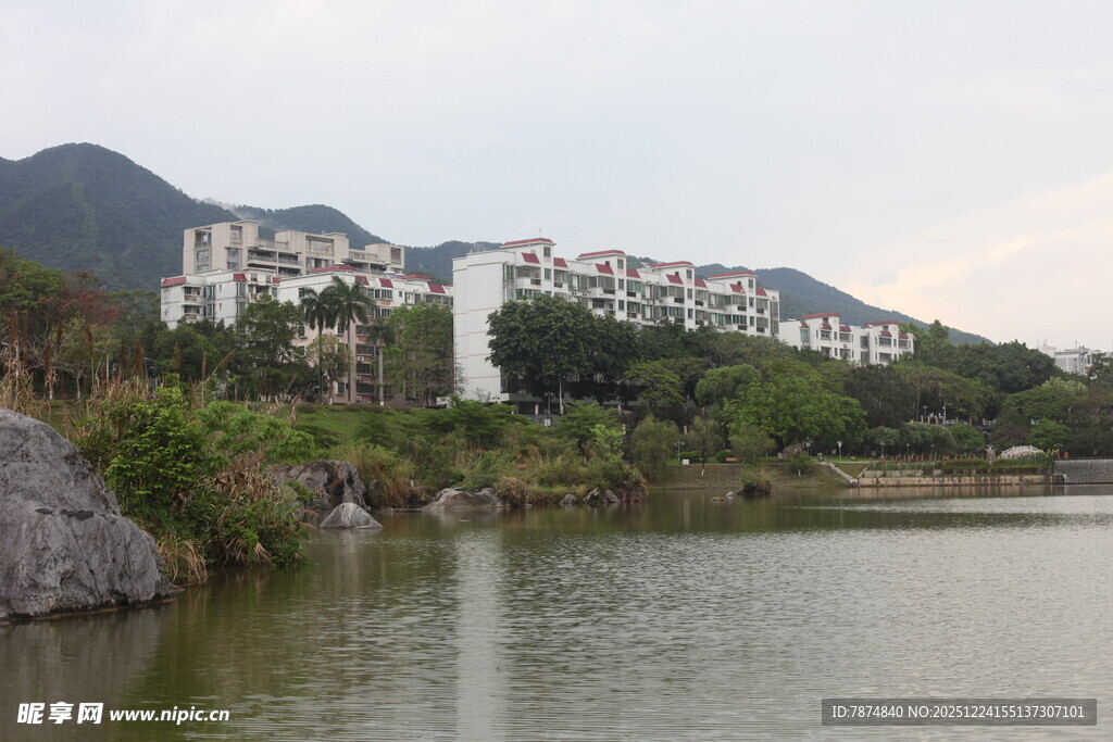 湖畔依山的现代建筑群