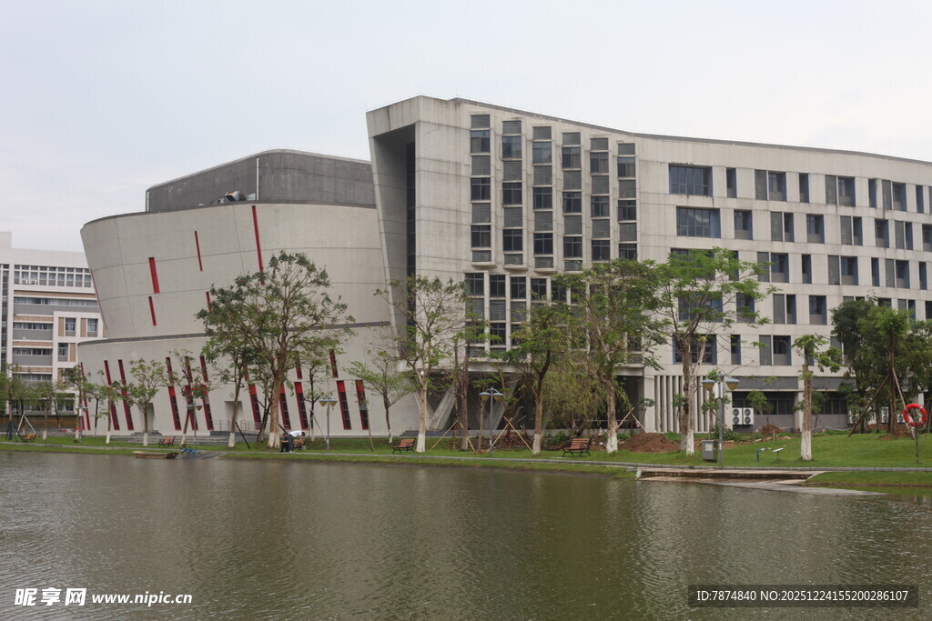 湖畔现代建筑风光