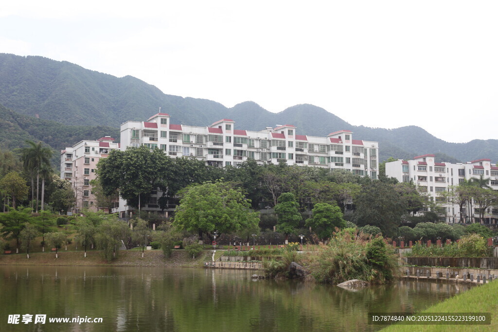 湖畔环山的居民建筑群