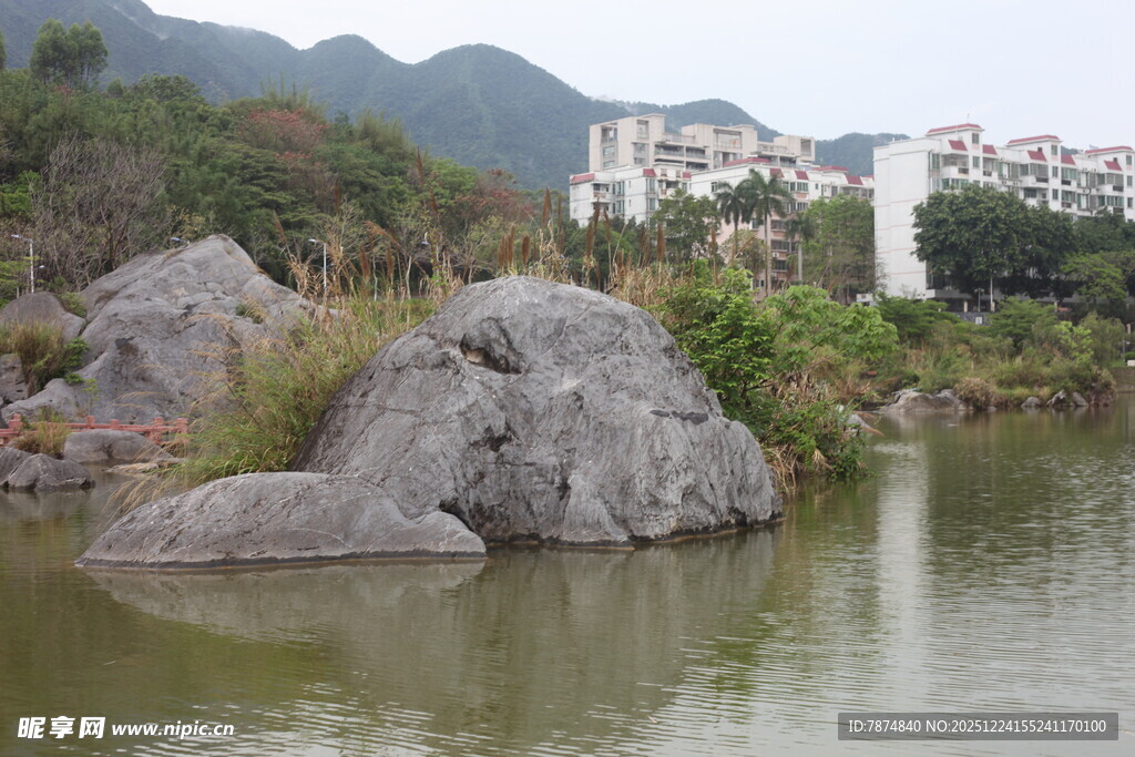 湖畔奇石 远山近景秀丽