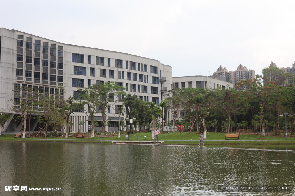 湖畔现代建筑景观