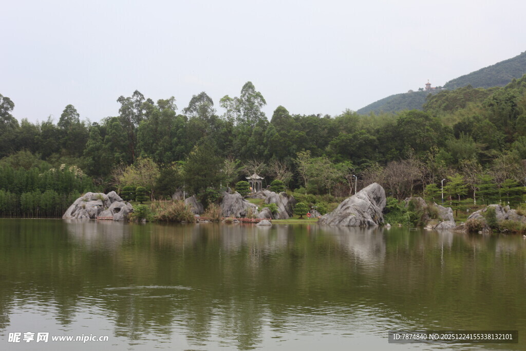 湖畔奇石与葱郁山林景观