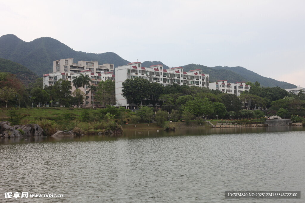 湖畔依山的现代建筑群