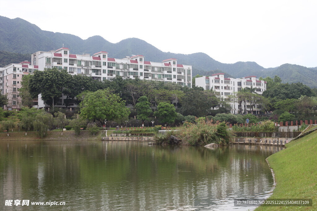 湖畔依山的居民建筑群