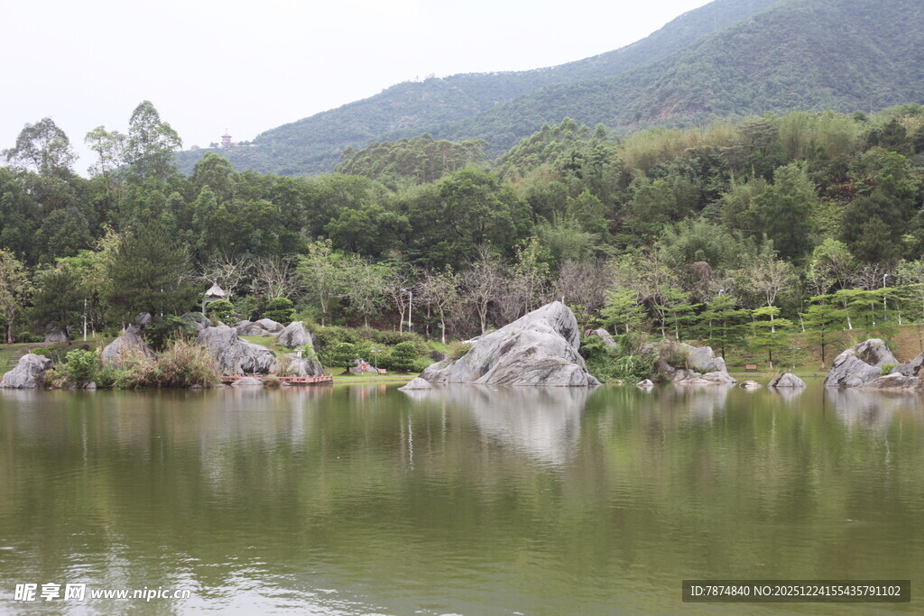 湖畔山石绿树环绕美景