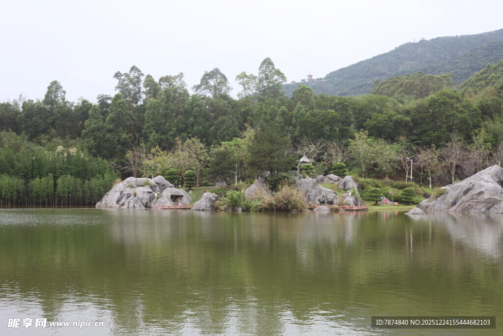 湖畔山林景 自然好风光
