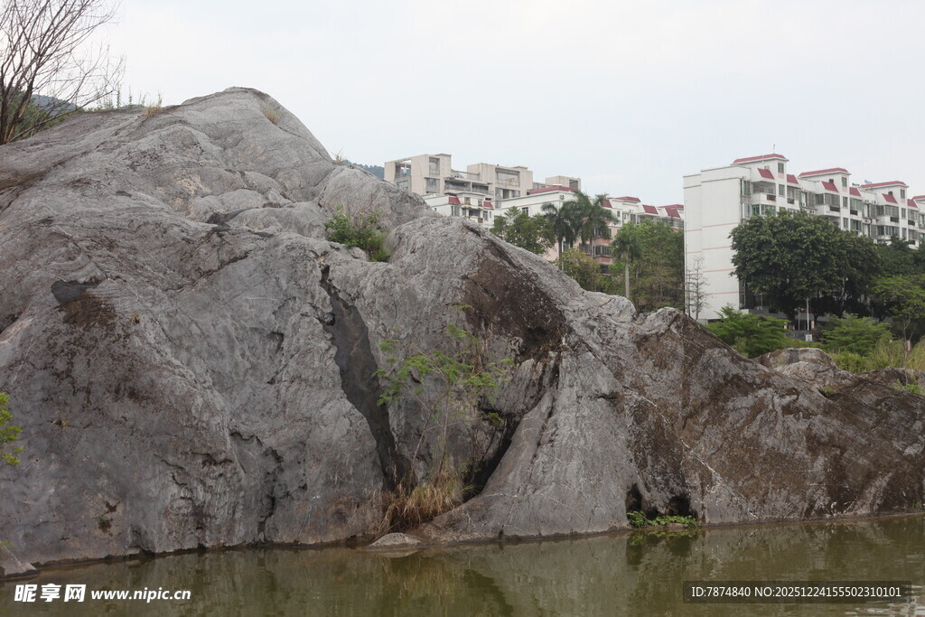 湖边嶙峋怪石景观