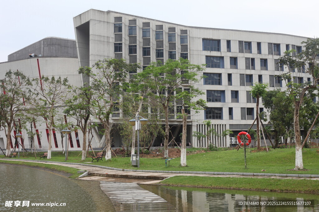 现代校园建筑与水景风光