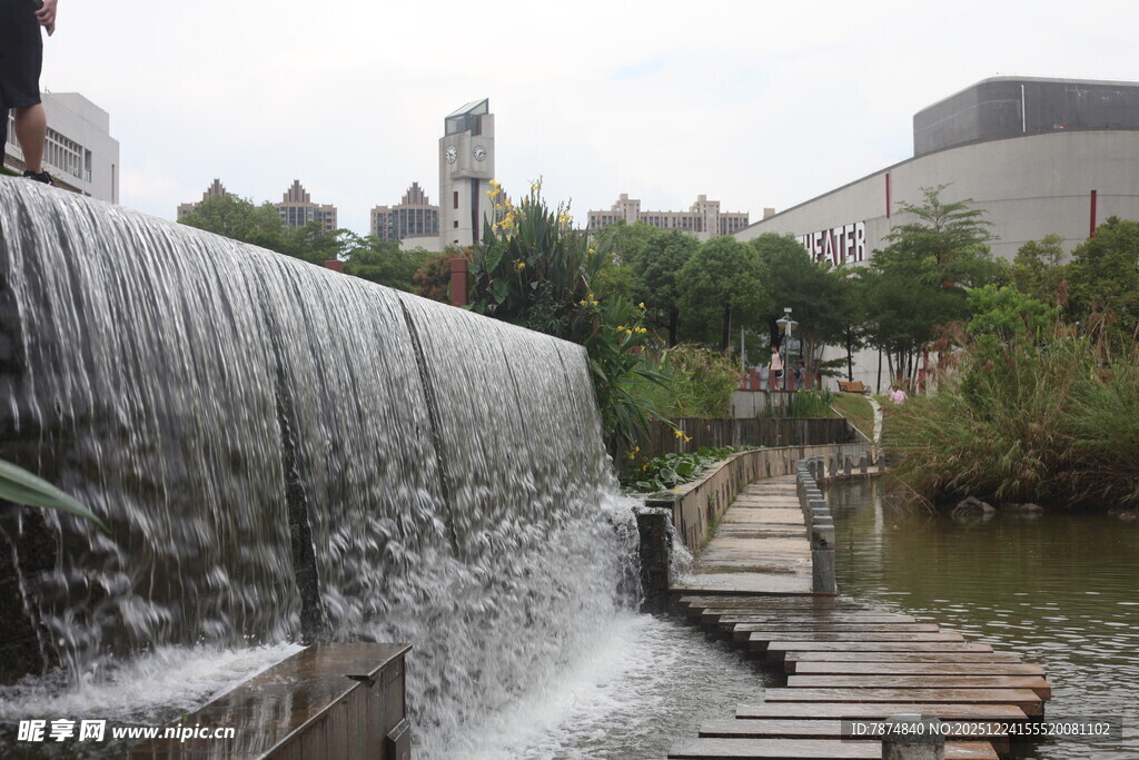 城市中的人工瀑布景观