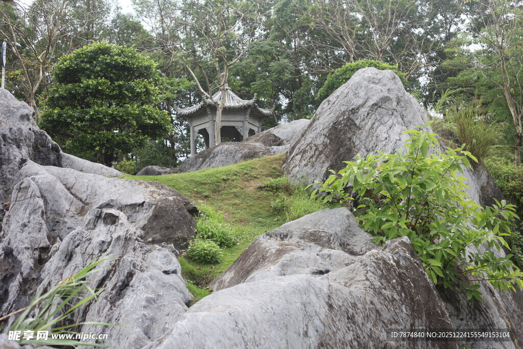 山林间的石景与古朴亭子