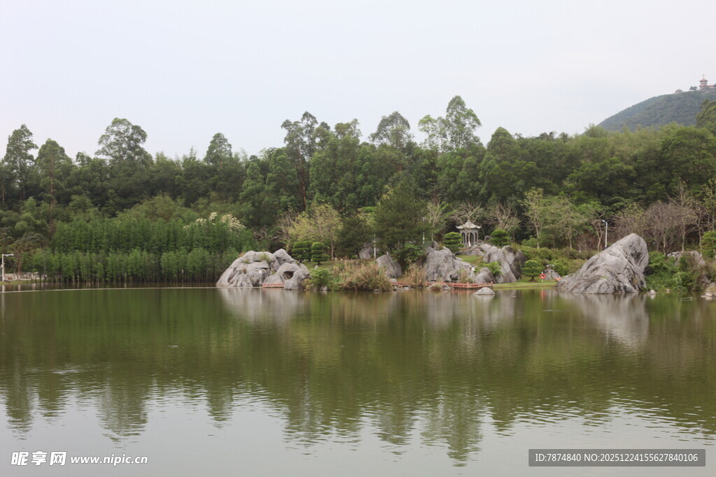 湖畔山林景 静谧自然美