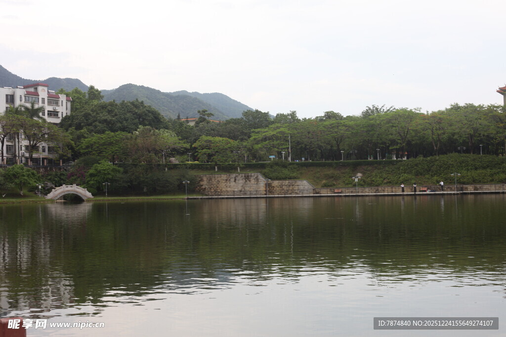 湖畔风光 远山近水相映