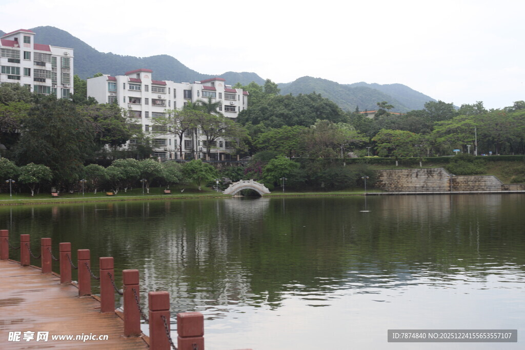 湖畔楼宇与远山景致