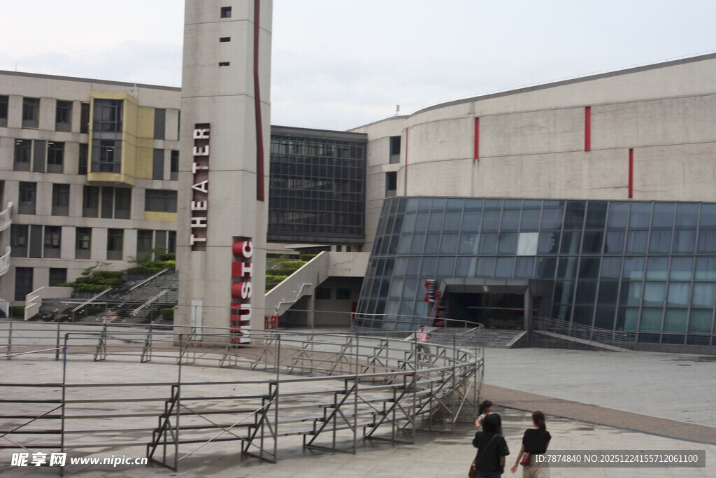 现代建筑旁的高耸纪念塔