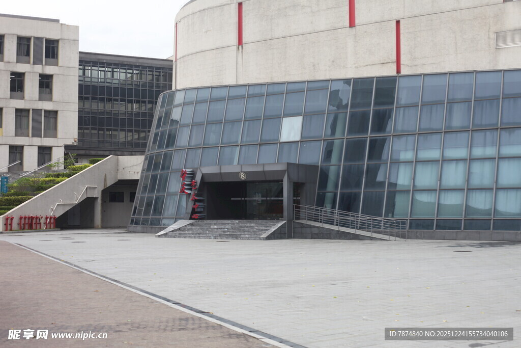 现代玻璃建筑外观