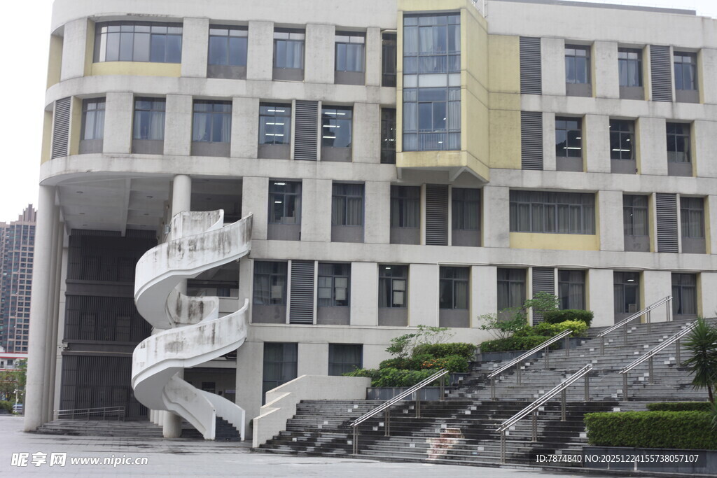 现代建筑旁的螺旋楼梯