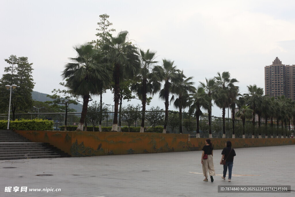 城市广场漫步的行人