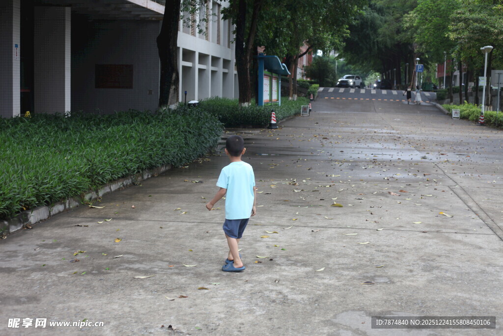 小孩独自走在户外道路上