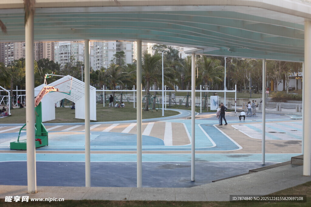 户外透明围栏内的滑冰场