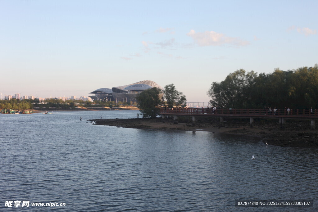 湖畔风景远处建筑与绿树