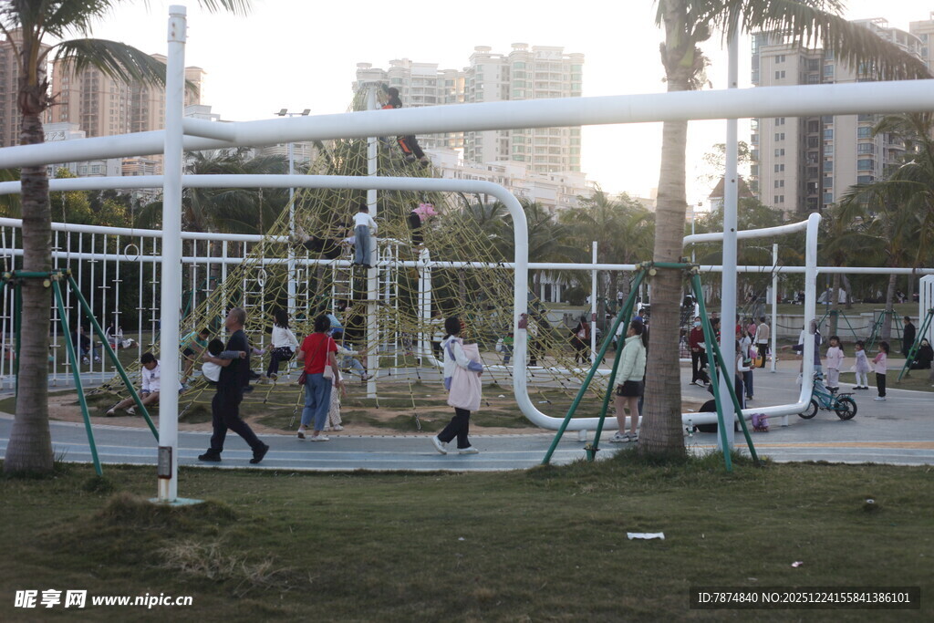 户外儿童游乐场景
