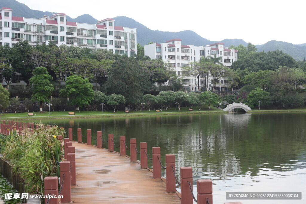 湖畔步道旁的居民住宅区