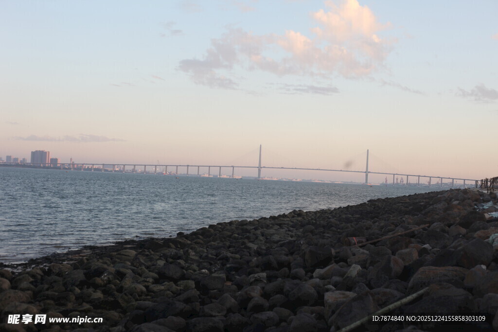 海边黄昏时的礁石海岸线