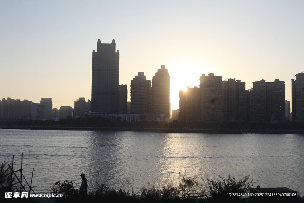 夕阳下的城市滨水景观
