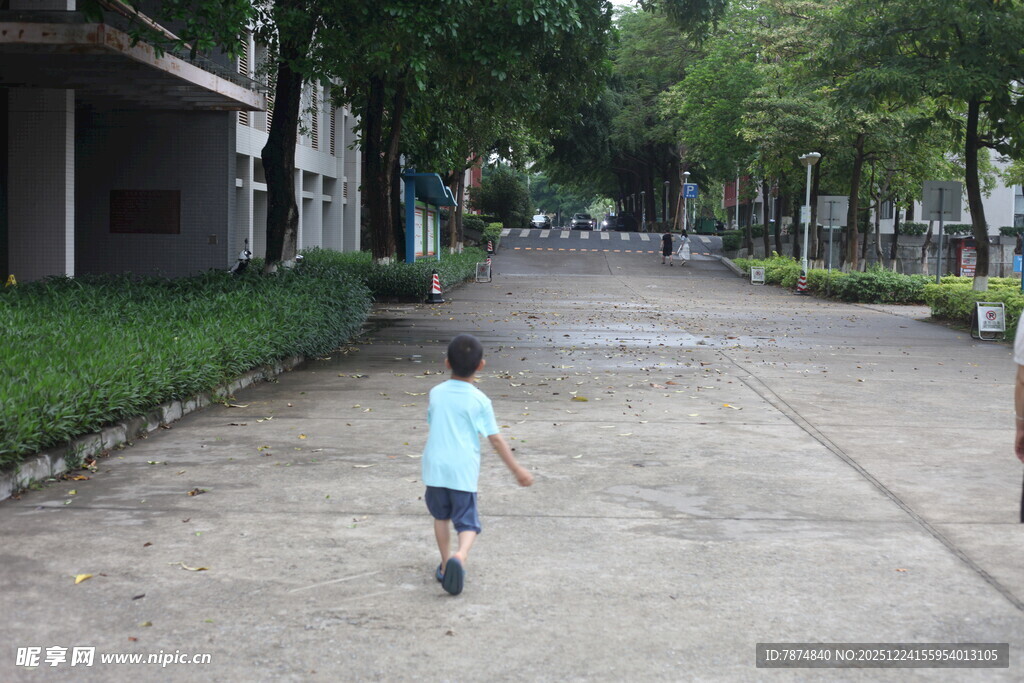 小孩独自走在宽敞道路上