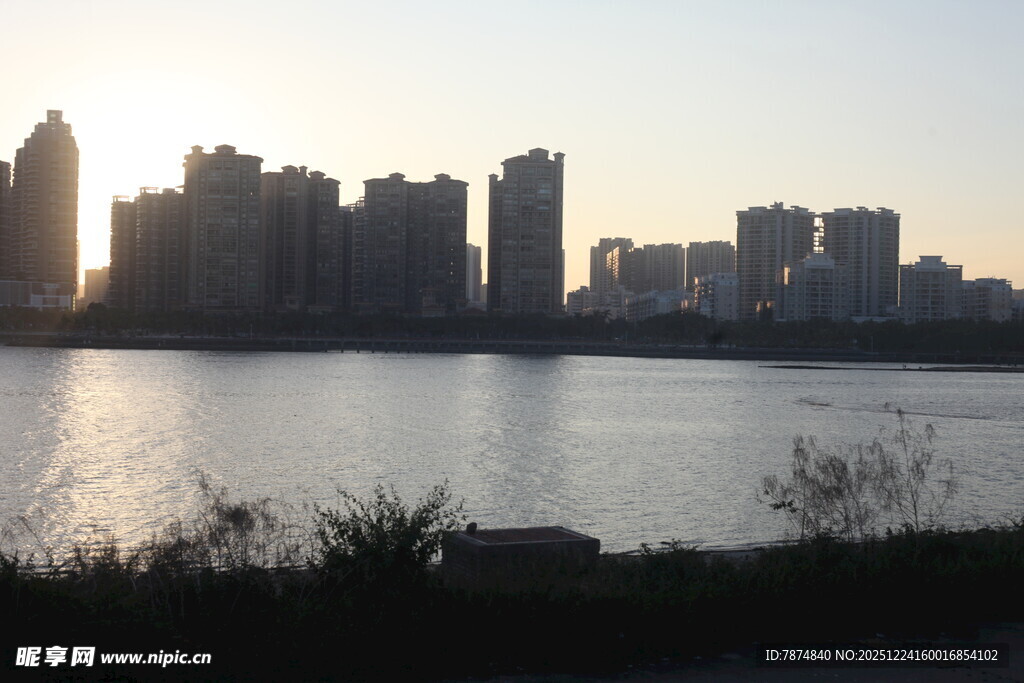 城市湖畔黄昏美景