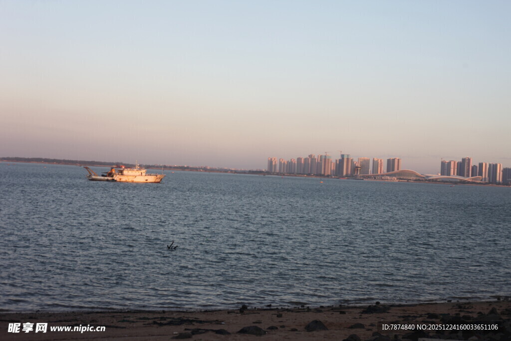 海上船只与城市天际线