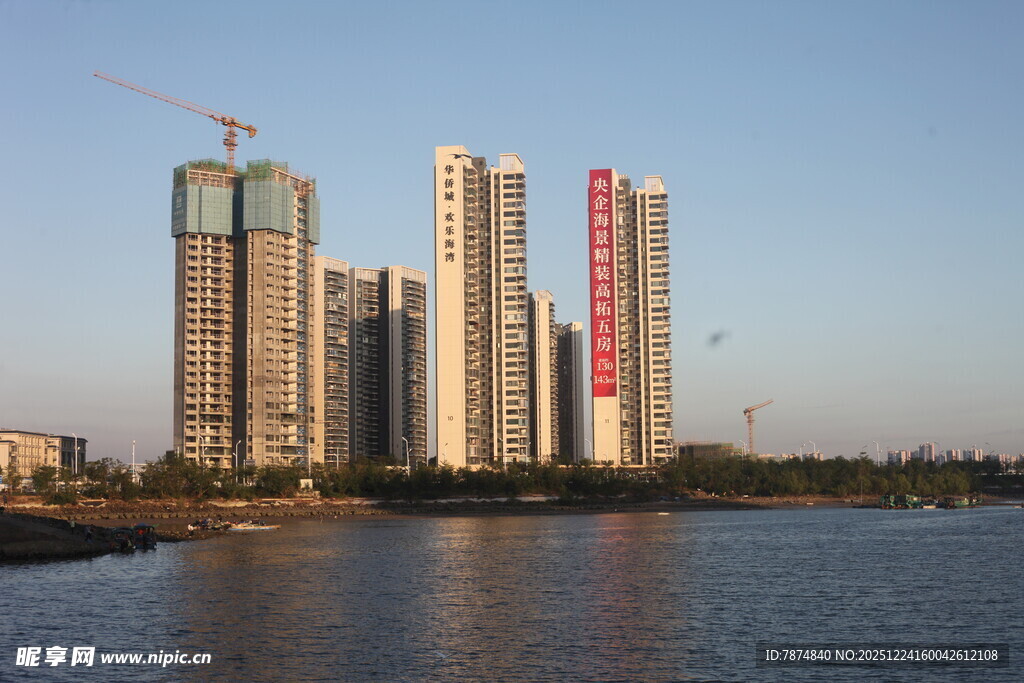 河畔高楼林立的城市景观